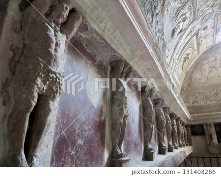 古羅馬浴場遺址,溫泉浴場牆上的石像 古羅馬浴場遺址,溫泉浴場牆上的石像 131408266