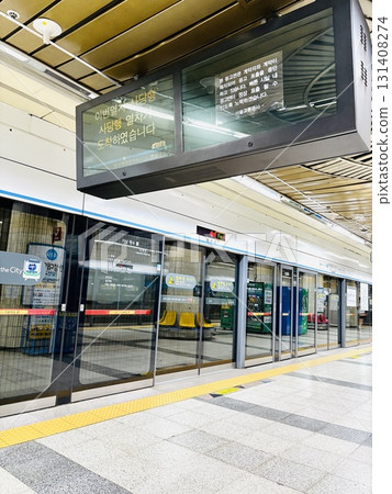 海外空蕩蕩的地鐵月台 131408274