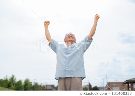 高興的老人 高興的老人 131408333