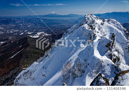 嚴冬時節，從八嶽山脈的赤嶽山眺望龍頭峰和富士山 131408396