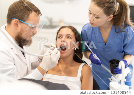 woman came to treat her teeth to a man 131408544