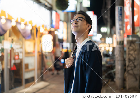 Man walking in the city at night 131408597