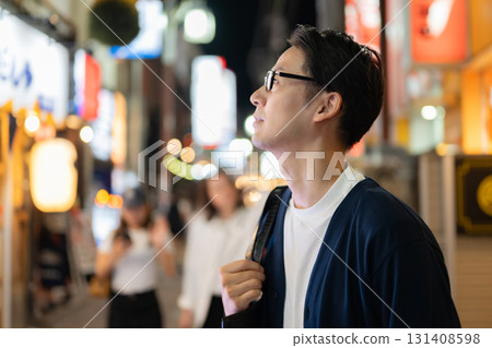 Man walking in the city at night 131408598