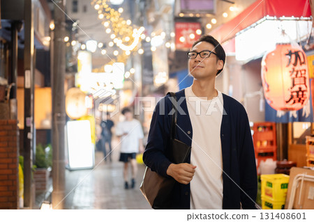 一個人在晚上走在城市 131408601