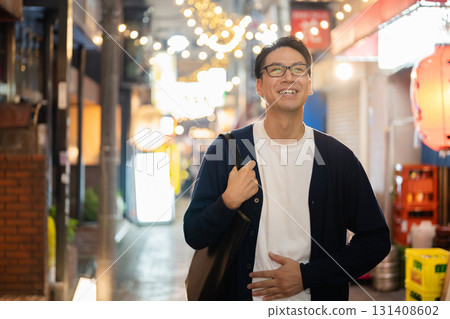 一個人在晚上走在城市 131408602