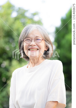 一位白髮老婦人在綠色背景下微笑,特寫 一位白髮老婦人在綠色背景下微笑,特寫 131408675