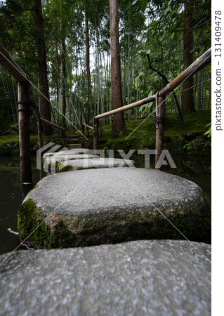 京都寺廟花園池塘裡的踏腳石 京都寺廟花園池塘裡的踏腳石 131409478