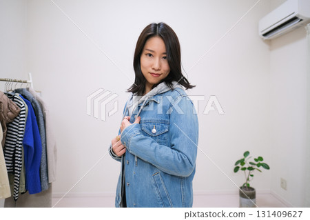 Fashion influencer introducing denim jackets 131409627