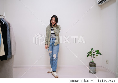 一位時尚達人展示春季襯衫和牛仔褲造型 131409633