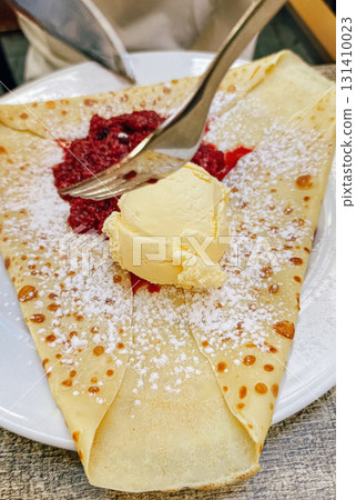 Sweet crepe with vanilla ice 131410023