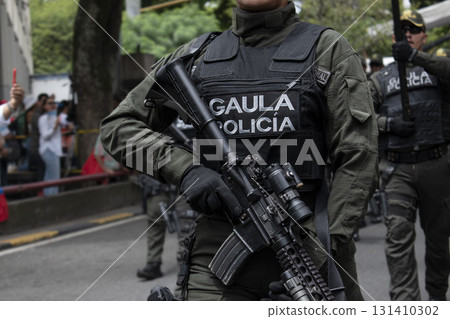 GAULA military police Colombia carrying rifle, Armed GAULA unit with weapon, Colombian special operations police with firearm 131410302