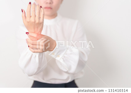 Business Woman having wrist pain for Carpal Tunnel Syndrome, Wrist Tendinitis, muscle ache, De Quervain s tenosynovitis, ergonomic, Hand Osteoarthritis, Office syndrome and Parkinson disease concept 131410314