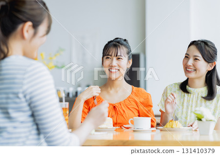 A young woman having a girls-only gathering at a cafe 131410379