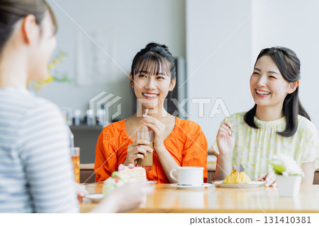 A young woman having a girls-only gathering at a cafe 131410381