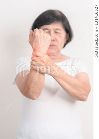 Elderly  Woman having wrist pain for Carpal Tunnel Syndrome, Wrist Tendinitis, muscle ache, De Quervain s tenosynovitis, Hand Osteoarthritis, Parkinson disease and Senior health care concept 131410627