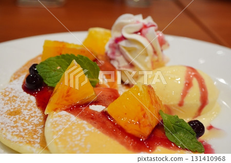 咖啡廳甜點，配煎餅、香草冰淇淋、鮮奶油和橙子，特寫鏡頭 131410968