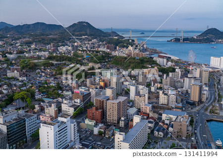 <山口縣>黃昏時的關門大橋和關門海峽 131411994