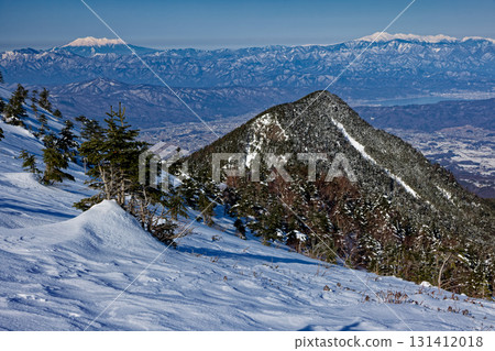 從八嶽山脈的硫磺山登山口望去，可以看到峰之松目、禦嶽山、乘鞍山和諏訪湖 131412018