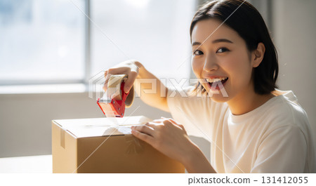 紙板箱和婦女包裝和運輸的圖像 131412055