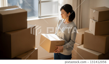 紙板箱和婦女包裝和運輸的圖像 紙板箱和婦女包裝和運輸的圖像 131412056