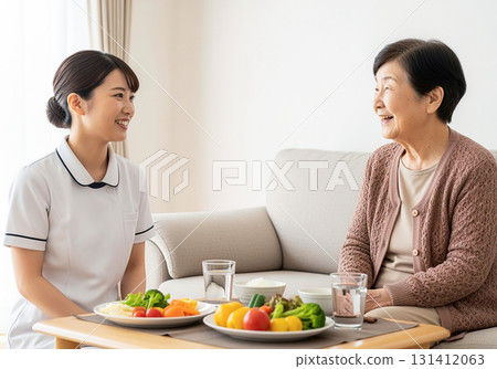 年輕女性護理人員和老年婦女 年輕女性護理人員和老年婦女 131412063