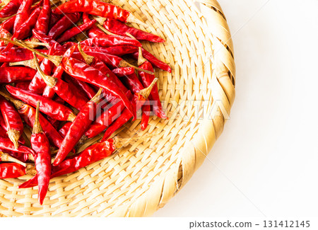 秋季在漏勺中收穫的紅辣椒 秋季在漏勺中收穫的紅辣椒 131412145