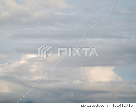 灰色的雲和天空 灰色的雲和天空 131412710