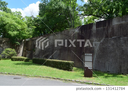 大阪城:京橋入口處的巨型肥後石 大阪城:京橋入口處的巨型肥後石 131412784