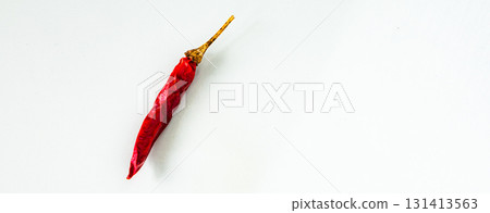 白色背景和一隻紅辣椒 131413563