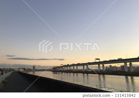 黃昏的高速公路_12 131413842