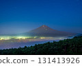午夜時分從胡差山眺望，忍野村的夏日富士山沉睡在雲海之中 131413926
