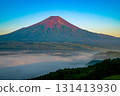 從胡差山眺望的夏日富士山和雲海 131413930