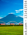 夏季富士山上的三色活動帳篷和藍天 131413934