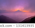 富士山從薄霧中顯現出來 131413935