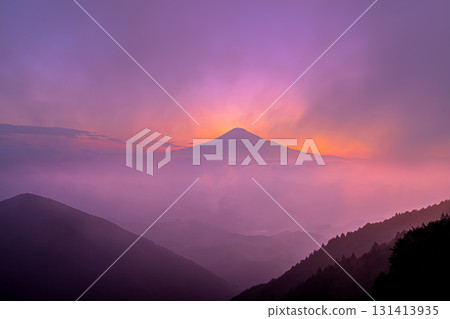 富士山從薄霧中顯現出來 131413935