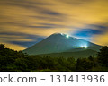 午夜時分從西臼塚眺望的夏日富士山和登山道上的燈光 131413936