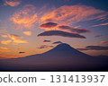 從朝霧高原眺望夏日富士山的晨曦 131413937