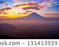 從朝霧高原上眺望，夏日富士山被朝霞籠罩，雲霧繚繞 131413939