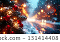 夜晚白雪覆蓋的城市，閃亮的聖誕樹和汽車燈 131414408