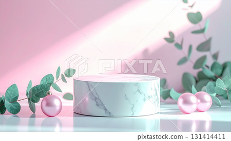 粉紅色聖誕球和尤加利葉在柔和的燈光下閃閃發光 131414411