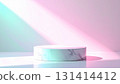 柔和的燈光和大理石展示櫃，用於展示特殊產品 131414412