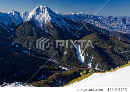 從八嶽山脈的硫磺岳上眺望嚴冬的阿彌陀山和南阿爾卑斯山 131414553