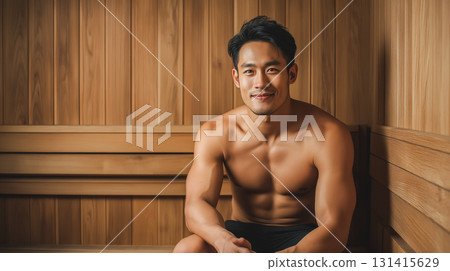 桑拿房裡微笑的日本男人的健康運動生活方式 131415629