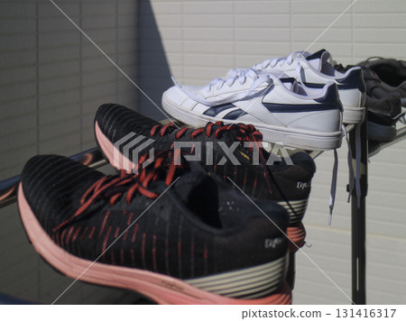 晾曬洗好的運動鞋 131416317
