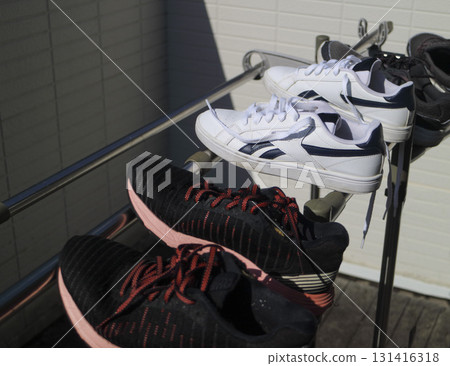 晾曬洗好的運動鞋 131416318