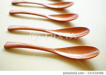 A simple photo of tableware conveying the natural texture of a row of wooden spoons, taken in close-up. A simple photo of tableware conveying the natural texture of a row of wooden spoons, taken in close-up. 131416496