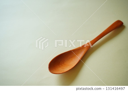 一張簡單的木勺照片，展示了自然的紋理和簡約的設計。 131416497