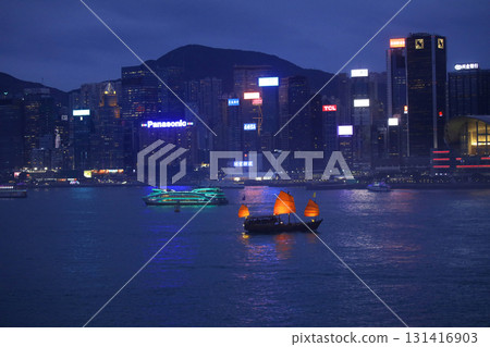 在昏暗的維多利亞灣航行的海灣觀光船“ Aqualna” 131416903