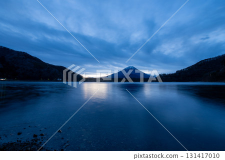 從山梨縣精進湖眺望富士山 131417010