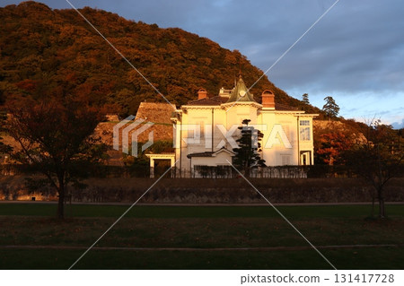 Jinpukaku, a white Western-style building that shines dignifiedly even in the late autumn sunset Jinpukaku, a white Western-style building that shines dignifiedly even in the late autumn sunset 131417728